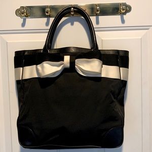 Kate Spade microfiber leather-trimmed bag.1 zip pocket 2 small pockets